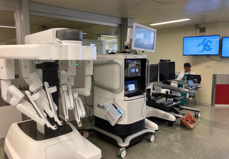 Il prof Rocco e sistemi robotici Da Vinci (intuitive surgical) ; Hugo ...